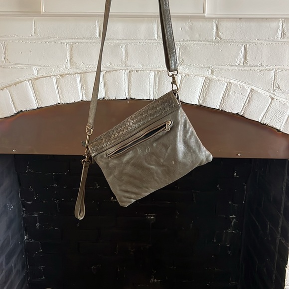 Wanderers Travel Co. THE MARSEILLE WOVEN CROSSBODY CLUTCH in green - Picture 4 of 5